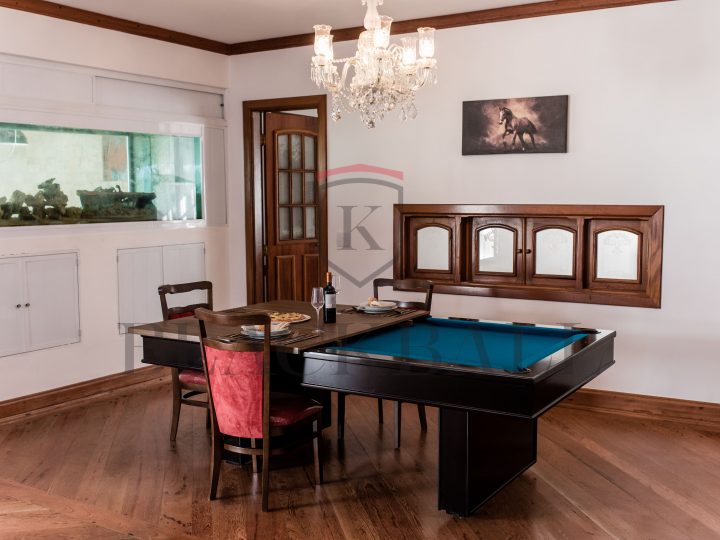 Mesa de jantar com bilhar: reunir é o que importa