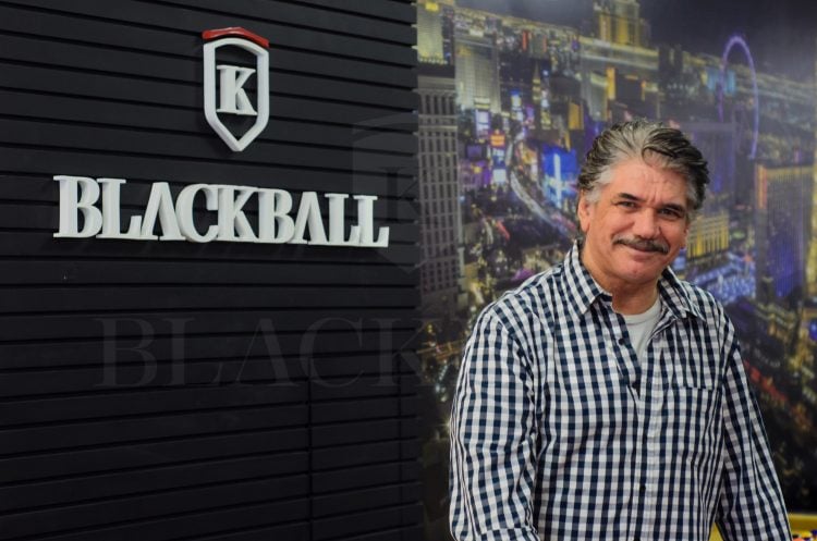 Mesa de sinuca e jantar: O ator Jackson Antunes sua mesa Apolo